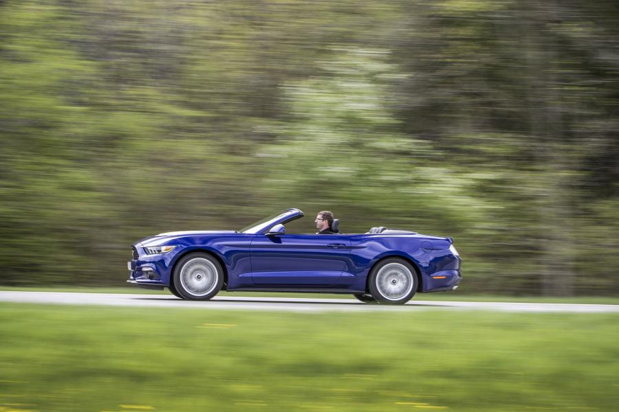  Ford Mustang EcoBoost Convertible 2015 года  (EU) (фото 5 из 10)